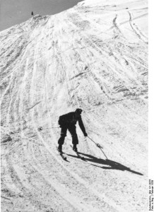 Skimeisterschaften Kitzbühel 1939 Auf der Strecke. Foto: Bundesarchiv.