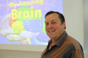 John Joseph har i over 30 år jobbet med hvordan hjernen, barn og læring. Foto: Roy Freddy Andersen / pencil.no